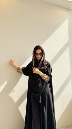 ‎عباية دبل كلوش كريب انترنت وكم دانتيل اسود ولحمي