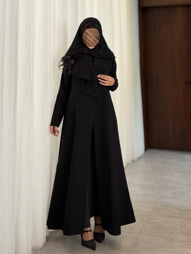 بليزر كريب اسود فاحم مع ياقة مكسرة ووردة