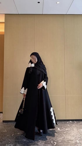عباية كريب أسود مع جيبير اوف وايت
