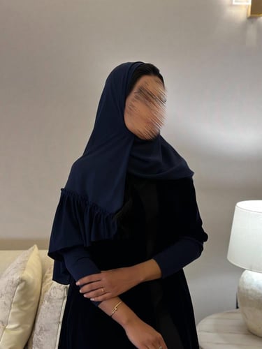 عباية مخمل كحلي غامق مع أكمام سترتش نص كلوش