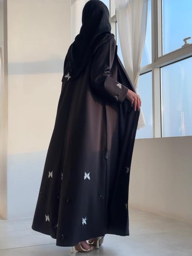 عباية كريب تايواني نص كلوش اسود مع فراشات أبيض واس...