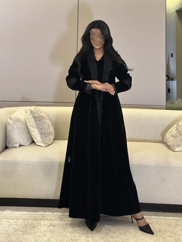 بليزر مخمل واقف اسود مع دانتيل ربع كلوش