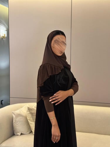 عباية مخمل بني غامق مع أكمام سترتش نص كلوش