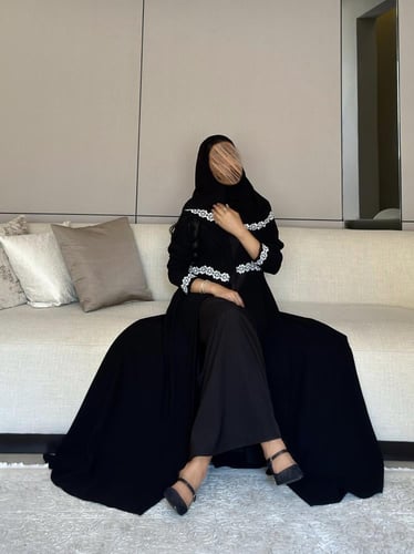عباية كريب واقف مع ياقة وكلفة ورد مع لولو