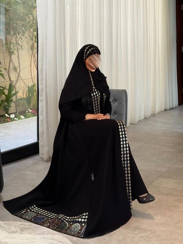 عباية كريب اسود مع تطريز ذهبي