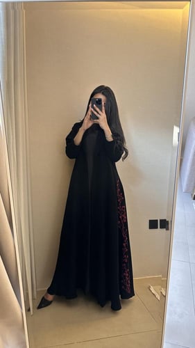 عباية كريب اسود فاحم مع ياقة وكلفة تطريز عنابي