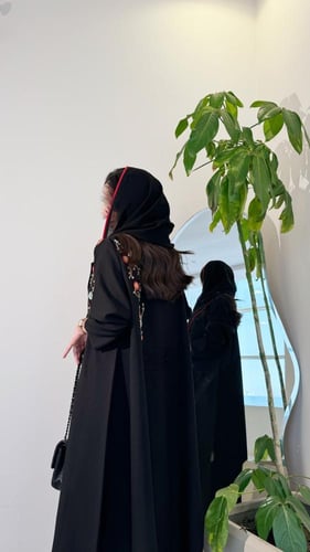 عباية بليزر كتان اسود وتفتة احمر وتطريز هندي