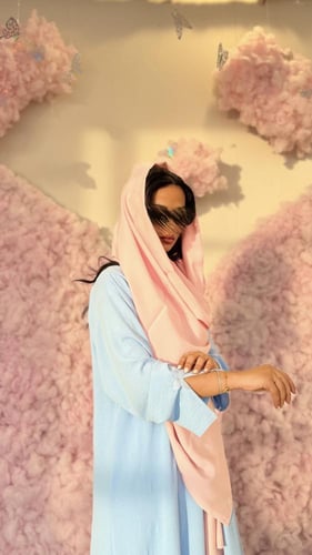 عباية كلوش كريب مكسر ازرق مع كريب وردي سادة مع فرا...