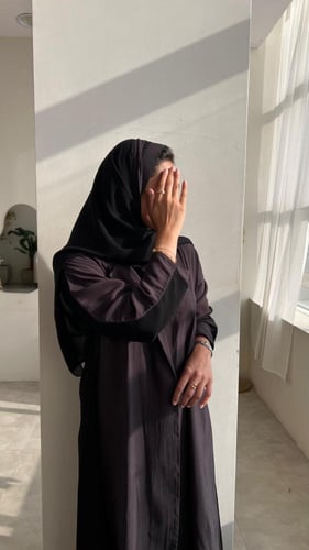 عباية كريب اسود مع كريب مغسول رمادي
