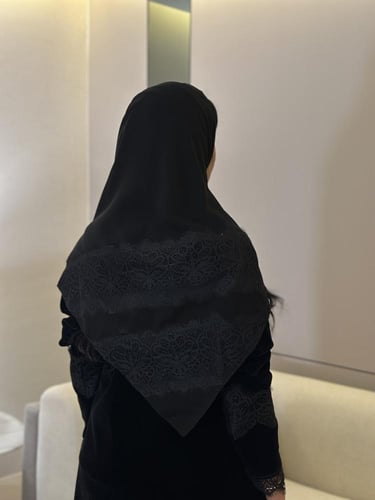 بليزر مخمل واقف اسود مع دانتيل ربع كلوش