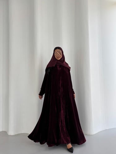 عباية مخمل عنابي غامق سادة مع فستان مخمل مقل )