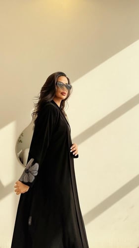 عباية كريب ملكي مع كلفة ورد على الاكمام والطرحة