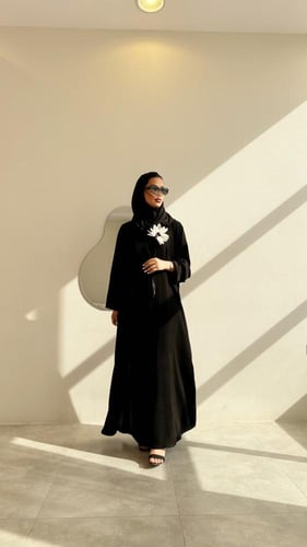 عباية كريب شديد السواد مع ورد ابيض