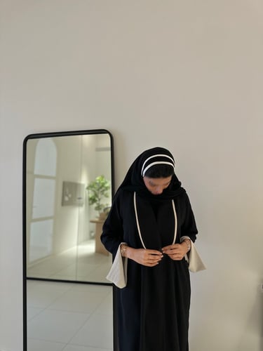 عباية كريب سي واي اسود وبيج