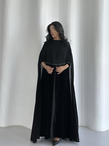 ‎عباية مخمل اسود مع شال مرصع بالكريستال