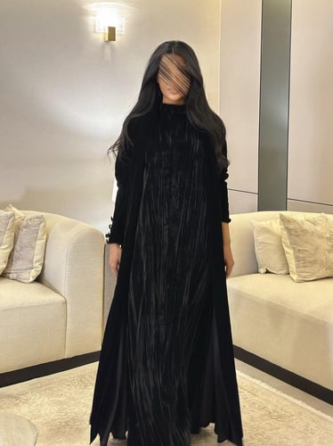 عباية مخمل اسود سادة مع فستان مخمل مقلم كلوش