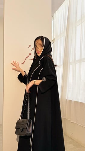 عباية بليزر كريب كوبرا مع كلفة ورد وقيطان بيج