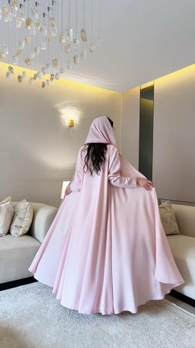 عباية كريب لون وردي قصة دبل كلوش + فستان