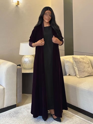 عباية مخمل بنفسجي غامق مع أكمام سترتش نص كلوش