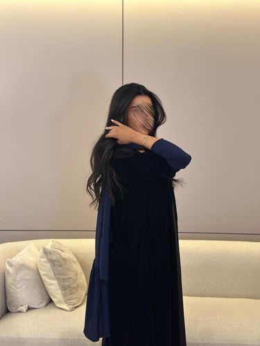 عباية مخمل كحلي غامق مع أكمام سترتش نص كلوش