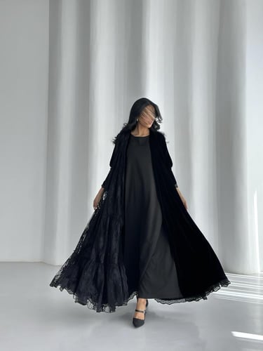 عباية مخمل اسود مع دانتيل طبقات