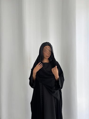 ‎ عباية كريب ملكي مع كلفة تطريز أسود