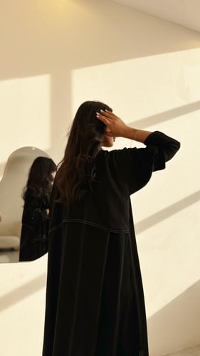 ‎ عباية كريب شديد السواد مع تطريز ابيض