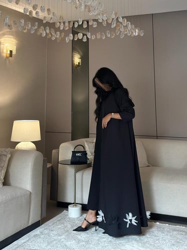 عباية كريب تايواني مع ورد أسود وابيض