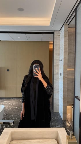 عباية مخمل كحلي مع أكمام تطريز (مع امكانية تغيير ا...