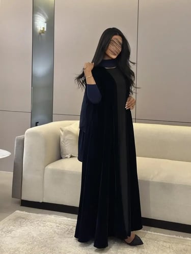 عباية مخمل كحلي غامق مع أكمام سترتش نص كلوش