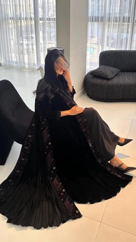 عباية مخمل مع تكسير وتطريز وشك