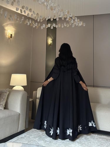 عباية كريب تايواني مع ورد أسود وابيض