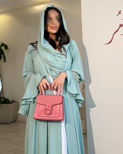 عباية تيفاني كلوش مع كلفة ورد