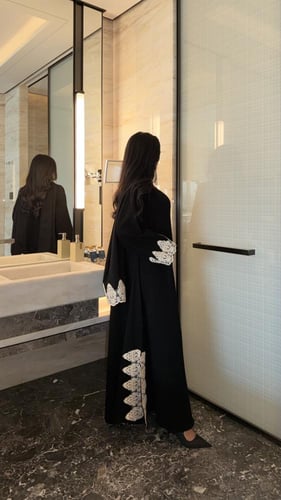 عباية كريب أسود مع جيبير اوف وايت