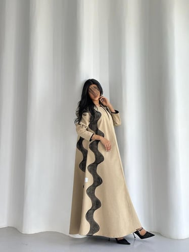 عباية جلد بيج مع كلفة باللون الأسود