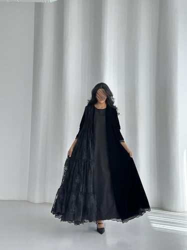 عباية مخمل اسود مع دانتيل طبقات