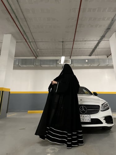 عباية كتان اسود مع قيطان ابيض مع هدب اسود