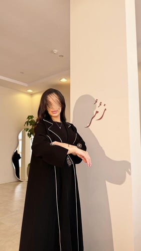 عباية بليزر كريب كوبرا مع كلفة ورد وقيطان بيج