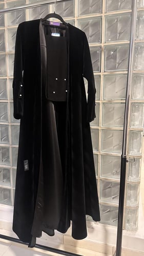 ‎ عباية مخمل واقف مع بطانة تفتة مع لولو على الكم و...