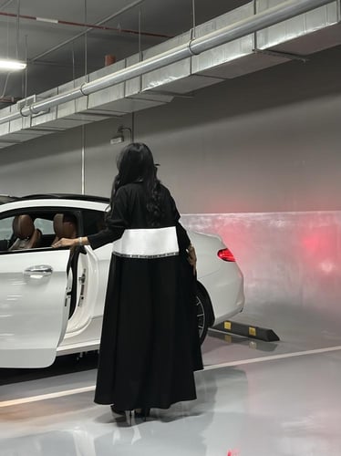 عباية كتان اسود مع كتان ابيض وكلفة