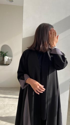 عباية دبل كلوش كتان اسود مع سبعات كريب مغسول رمادي