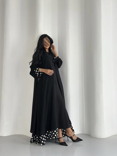 عباية بلاك بيري اسود مع كريب منقط ابيض كلوش