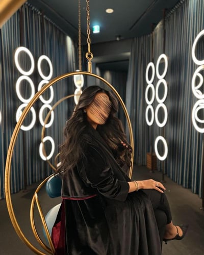 عباية مخمل أسود مع مخمل عنابي