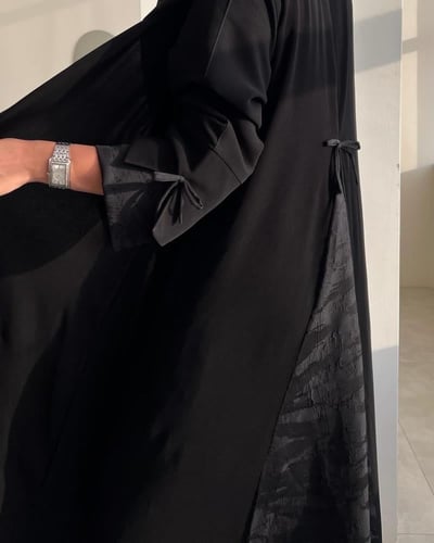 عباية كريب ملكي مع كريب مشجر اسود