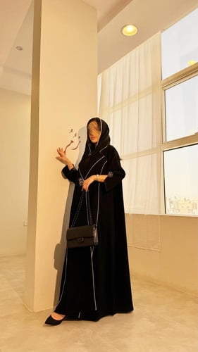 عباية بليزر كريب كوبرا مع كلفة ورد وقيطان بيج