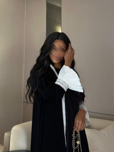 ‎عباية كريب اسود مع أكمام ابيض مكسر وكلفة لولو