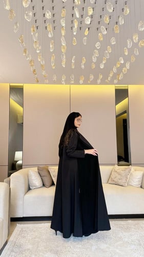 عباية بليزر اسود درجتين كريب تايواني مع كتان القصة...