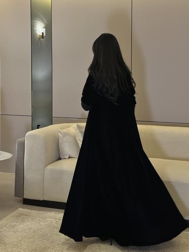 عباية مخمل اسود مع أكمام سترتش نص كلوش
