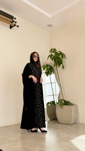 ‎عباية نص بشت كريب كوبرا شديدة السواد مع تطريز روز...