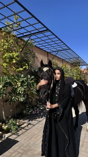 عباية بلاك بيري أسود مع شانتون أسود وذهبي